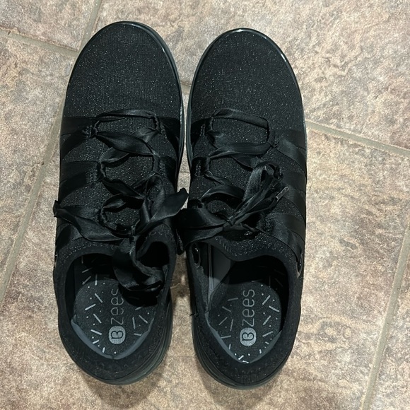 Slip on walking shoes - Picture 2 of 8